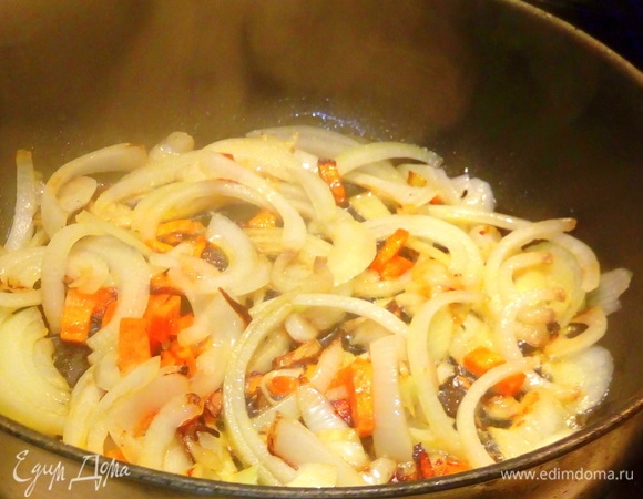Нарезаем лук полукольцами, морковь — крупной соломкой. Обжариваем.