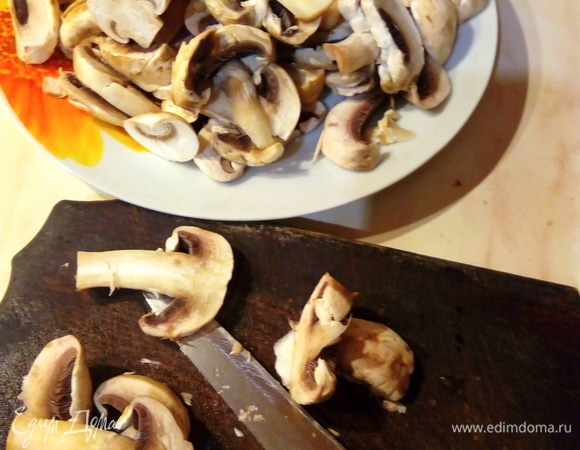 Нарезаем крупно грибы (у меня шампиньоны).