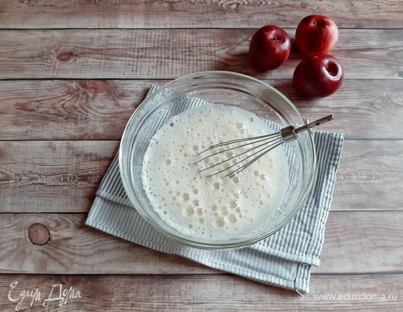 Яйца взбиваем с сахаром и солью в пышную пену.