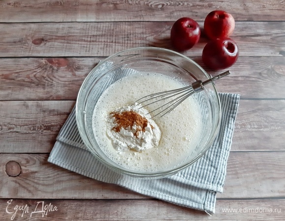 Добавляем растопленное сливочное масло (не горячее) и молоко. Хорошо размешиваем. Муку смешиваем с разрыхлителем. Добавляем специи. Гвоздику я очень мелко измельчила ножом.