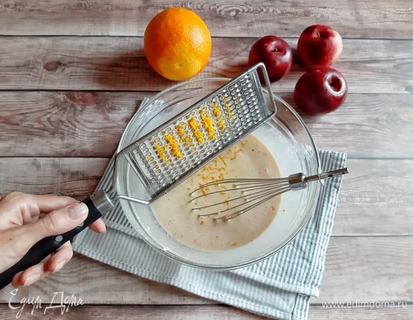 Цедру апельсина натираем в миску с тестом.