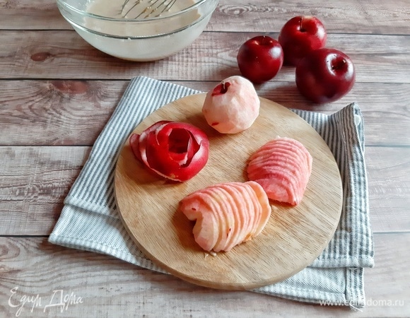 Яблоки очищаем от кожицы и семян. Нарезаем тонкими ломтиками.