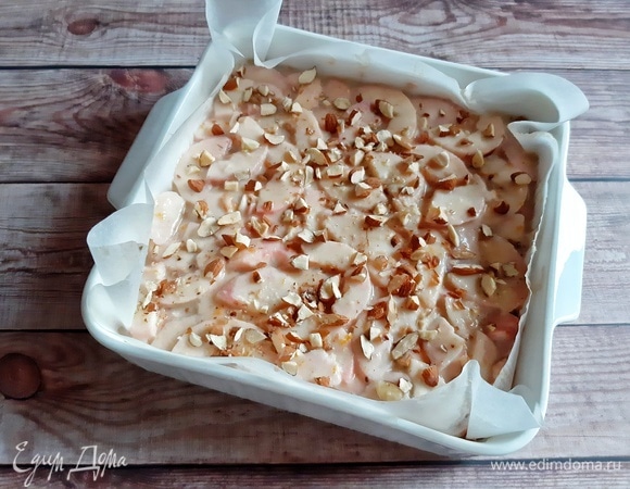 Миндаль рубим произвольно и посыпаем им наш будущий пирог. Выпекаем в хорошо прогретой духовке при температуре 180°C примерно 40 минут. Я проверяла деревянной шпажкой по мягкости яблок. Пирог желательно остудить в форме. 🍴Приятного аппетита!🍴