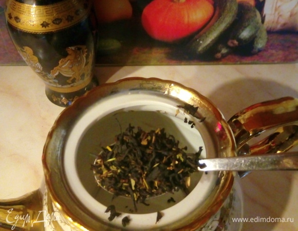 Добавляем в чайник для заварки черный чай.