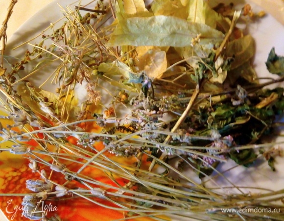 Добавляем любимые сушеные травы. У меня это липа, мята, мелиса, чабрец и две веточки лаванды.