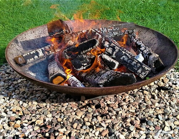 Запекать будем в чугунной чаше для разведения костра. В зимний период на даче не живем, поэтому хочется готовить блюда на костре, на дровах — самая вкусная еда! У кого нет такой возможности — готовьте в духовке, конечно, не будет запаха дымка, получится как в кафешках бистро, но тоже вкусно!
