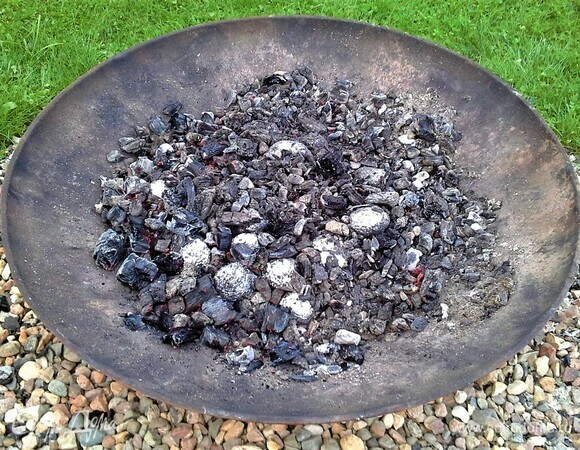 Картошку в фольге положить в угли и постоянно перемешивать, чтобы она равномерно пропеклась.