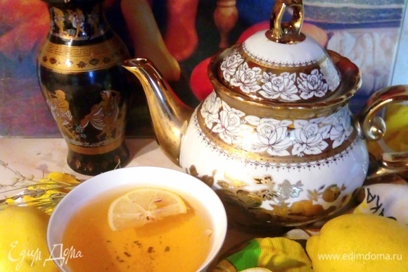 Даем настояться 40 минут и подаем горячий ароматный травяной чай с долькой лимона.