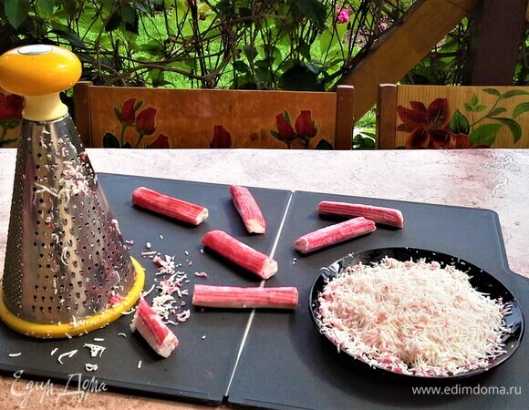 У нас в семье есть потрясающий домашний рецепт соуса: маринованные огурцы, лук, репка, каперсы — все мелко нарезать. Перемешать. Добавить майонез и сладкую молотую паприку. Он отлично подходит для мяса, курицы, картофеля. Но чтобы было еще вкуснее, я посыпаю всю эту вкусноту наполнителем — стружкой из крабовых палочек. Крабовые палочки тру на терке.