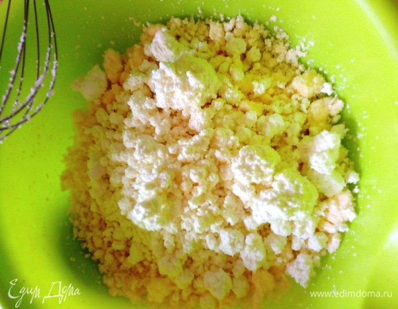 Добавляем творог, перемешиваем.