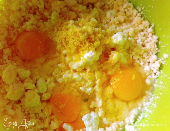 Добавляем яйца, соду, цедру и все взбиваем миксером.