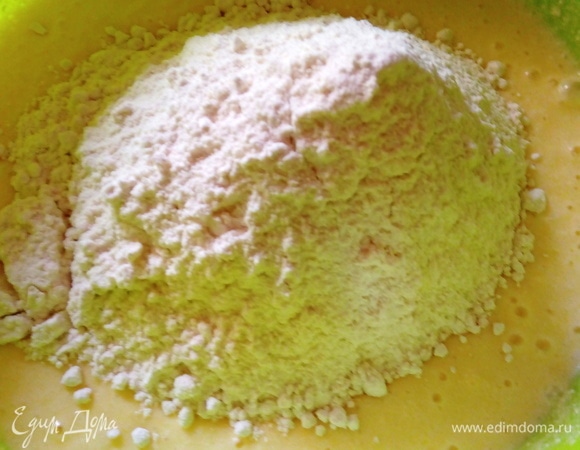 Добавляем просеянную муку и все перемешиваем.