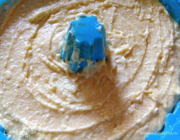 Готовое тесто выкладываем в форму и отправляем в духовку. Выпекаем при температуре 180°C в течение 50–60 минут. Ориентируемся по своей духовке. Готовность определяем деревянной палочкой.