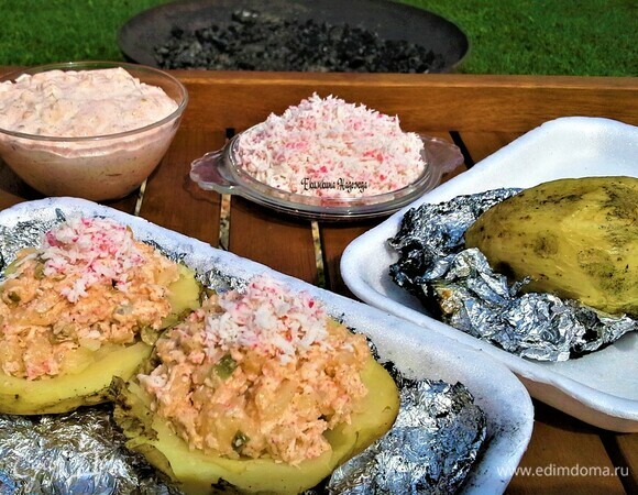 Готовый испеченный картофель извлечь из фольги. Я режу на две части. Мякоть ложкой смешиваю с соусом и посыпаю тертыми крабовыми палочками! Вау! Вкуснее пищи не бывает!