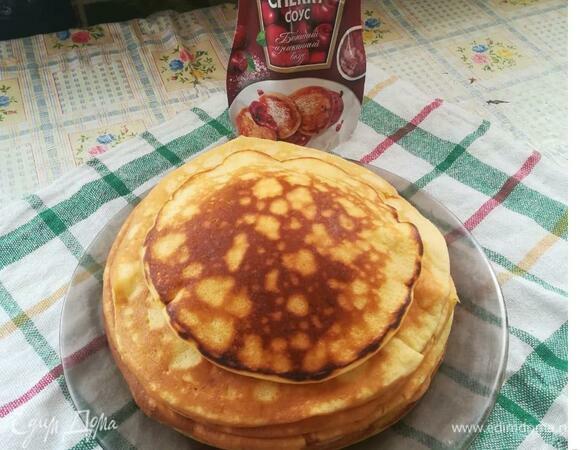 В первый раз смазать сковороду подсолнечным маслом. Печем так же, как обычные блины, только толстые.