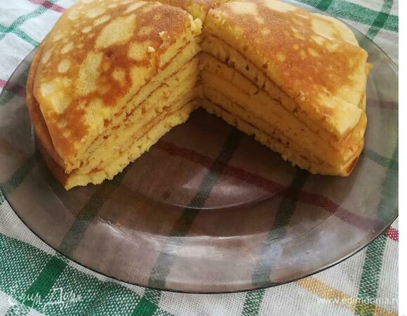 Готовые блины разрезать на четыре части.