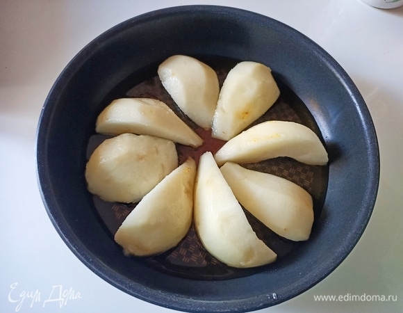 Груши очистить. Разрезать на четыре части, удалить сердцевину. Выложить в сковороду, залить вином и варить в течение 10 минут, пока вино полностью не испарится.