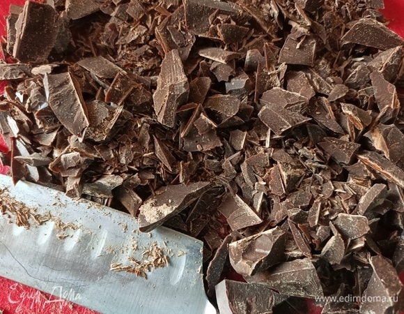 Шоколад (100 г) измельчить и растопить на водяной бане.