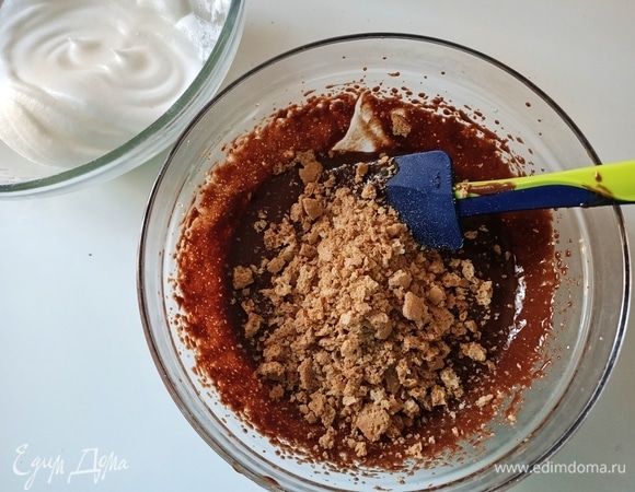 Руками измельчить печенье и смешать с шоколадом.