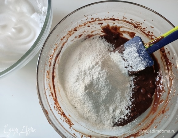 Затем ввести муку и разрыхлитель, перемешать.