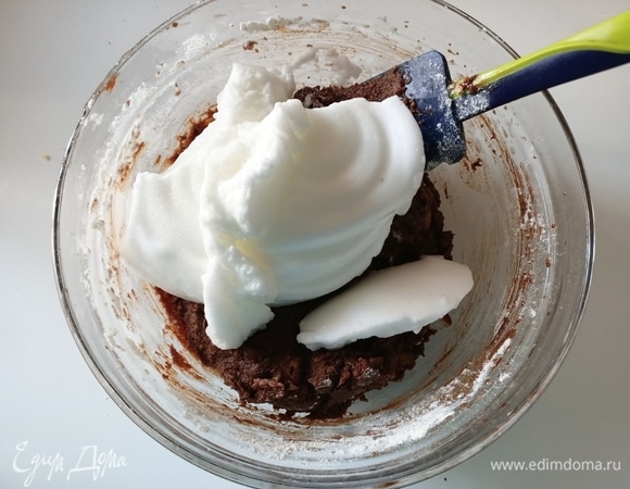 Добавить взбитые белки и аккуратно все перемешать.