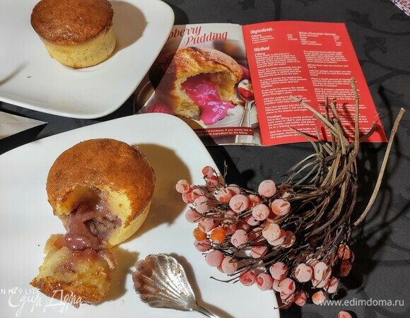 У меня начинка вытекла только в третьем пирожном, но гости ждали угощения, и я поспешила сфотографировать.