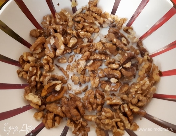 Замочите грецкие орехи в молоке.