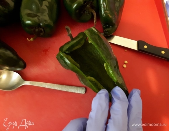 Надрежьте верхушку перцев на 2/3 и сделайте разрез вдоль. Вычистите семечки и перегородки. Если вы решили приготовить обычные перцы, то пропустите следующие два шага. Рекомендую вам проварить немного перцы, чтобы их размягчить.