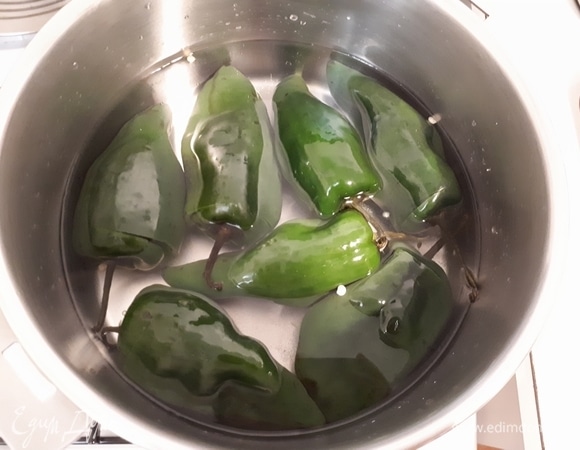 В горячей воде растворите соль и уксус в пропорции 1 литр воды на 1 ст. л. соли и 4 ст. л. уксуса. Залейте перцы водой и оставьте вариться на медленном огне, пока они не поменяют цвет.