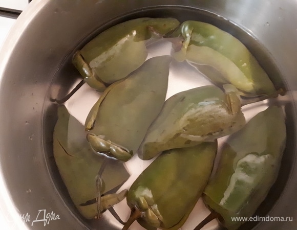 Затем слейте горячую воду, окуните их в холодную воду с растворенным сахаром (2 ст. л. сахара на литр воды) и оставьте на 20 минут. Чем дольше вы продержите перцы в сладкой воде, тем меньше в них будет остроты.