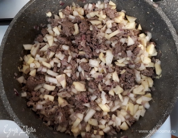 Мелко нарежьте лук и чеснок и слегка обжарьте. Затем добавьте фарш, орегано, зиру и тимьян. Хорошо перемешайте. Очистите фрукты, мелко нарежьте, добавьте к мясу.