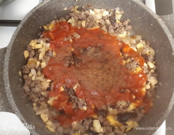 Нарежьте чернослив и порубите миндаль. Добавьте к фаршу вместе с лимонными цукатами. Затем влейте томатную пасту, добавьте корицу, гвоздику и посолите по вкусу. Хорошо перемешайте и оставьте на 10 минут на медленном огне.