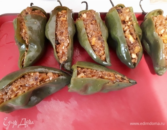 Нафаршируйте перцы.