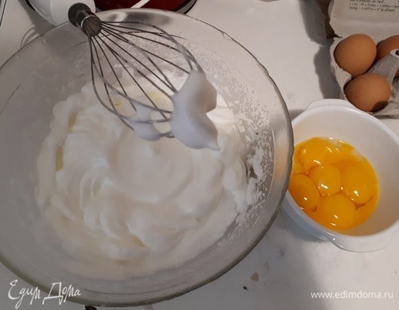 Взбейте белки в пену. Затем добавьте желтки и снова взбейте.