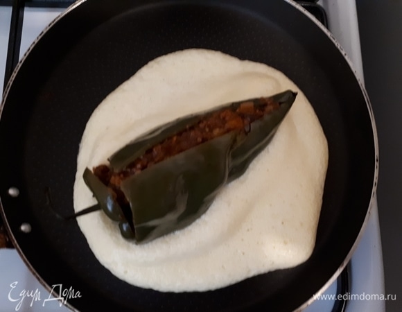 Выложите немного яичной смеси на сковородку, сбрызнутую маслом. В середину выложите перец.