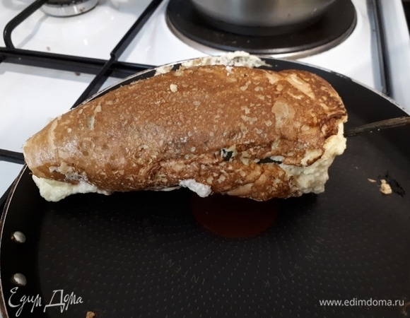 Когда низ теста поджарится, заверните края, чтобы закрыть весь перец, и обжарьте его со всех сторон.