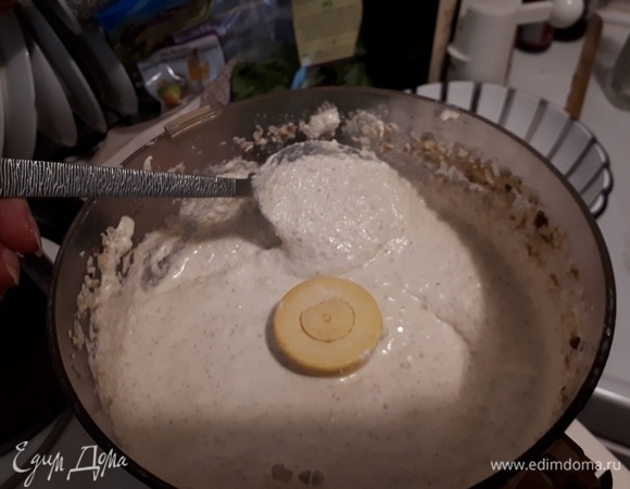 Для соуса измельчите в блендере орехи с молоком. Затем добавьте козий сыр, столовый херес, соль и сахар по вкусу и перемешайте до однородного состояния. Соус должен быть сладко-соленый, вязкой консистенции.