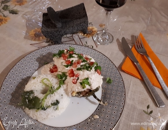 Для подачи выложите перец на тарелку, полейте соусом, сверху добавьте нарезанную кинзу и зерна граната.