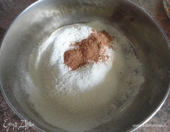 Смешать сухие ингредиенты: муку, разрыхлитель, соль, корицу. Перемешать. Включить духовку для разогрева на 180°C.
