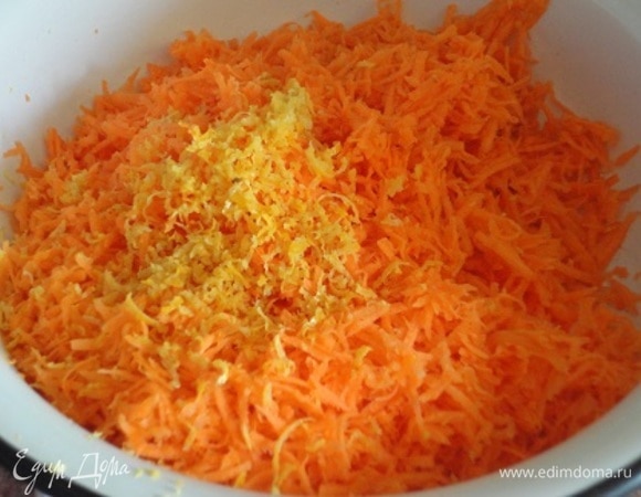 Морковь и цедру натереть на мелкой терке. Масло взбить с сахаром, затем добавить яйцо. Смешать морковь с яично-масляной смесью.