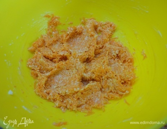 Смешать сухие и влажные ингредиенты.