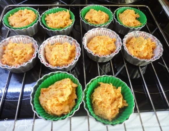 Разложить по формочкам и выпекать 20–25 минут.