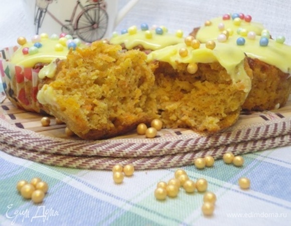 Готовую глазурь развести согласно инструкции и покрыть остывшие маффины. По желанию украсить декоративной посыпкой.