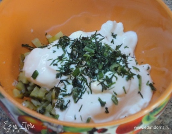 Для соуса чеснок растираем с щепоткой соли, огурец мелко нарезаем. Все смешиваем со сметаной и зеленым укропом.