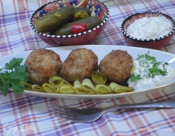 Подаем мясные шарики, фаршированные сыром, с соусом. Просто, но симпатично и вкусно.