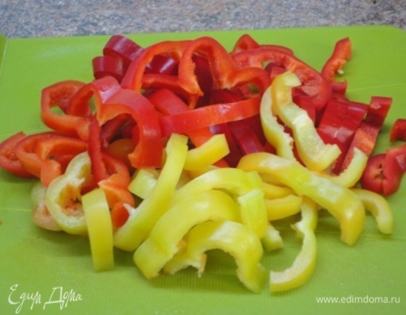 Перец для настроения лучше брать разного цвета. Натереть сыр на крупной терке.