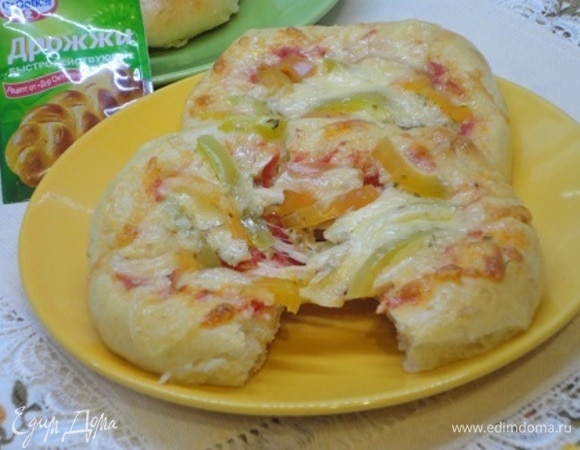 Противень поставим в заранее разогретую до 200–220°C духовку. Выпекаем мини-пиццы с сыром и кусочками сладкого перца не дольше 8 мин, пока края не подрумянятся, а сыр не расплавится. Пиццу печем на высокой температуре короткое время. Тогда она не успеет высохнуть, а лишь обретет хрустящую корочку.