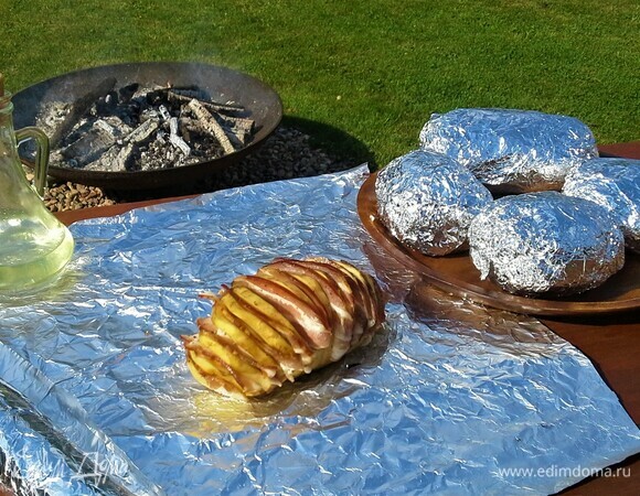 Картофель поперчила, завернула в фольгу. Первый слой фольги слегка смазала растительным маслом, чтобы картофель не припекся, и слегка посолила. Фольгу использовала в три слоя.