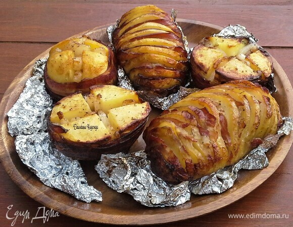 Вот такая красота получилась! Кушаем румяную картошечку, посыпанную свежим укропом. Закусываем всякими соленьями и селедкой. Вкусно!