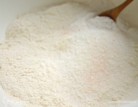 Для теста смешать сухой состав.